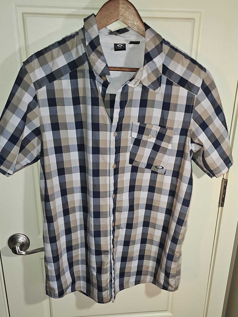 Oakley Men’s Short Sleeve Plaid Button-Down Shirt in Navy, Tan & White